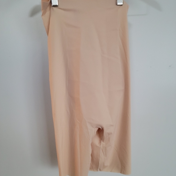 Spanx Thinstincts Girl Short Soft Nude Shapewear Lightweight Size Small Petite - Picture 1 of 7